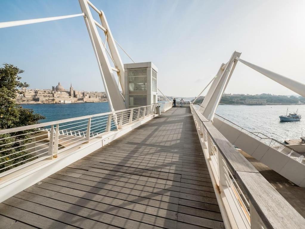 Modern Seaview Apartment In A Prime Location Sliema Ngoại thất bức ảnh